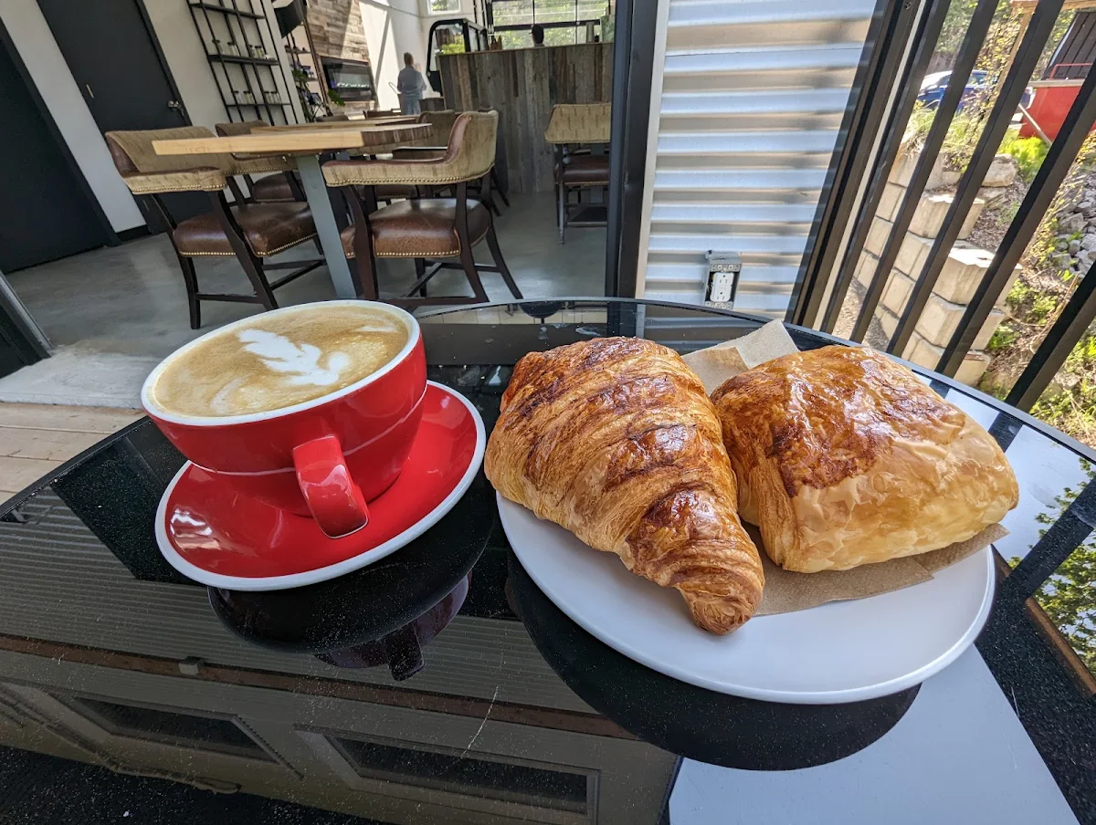 Croissant Au Beurre Chocolatine Et Café Latté Avec Lait d'Avoine
