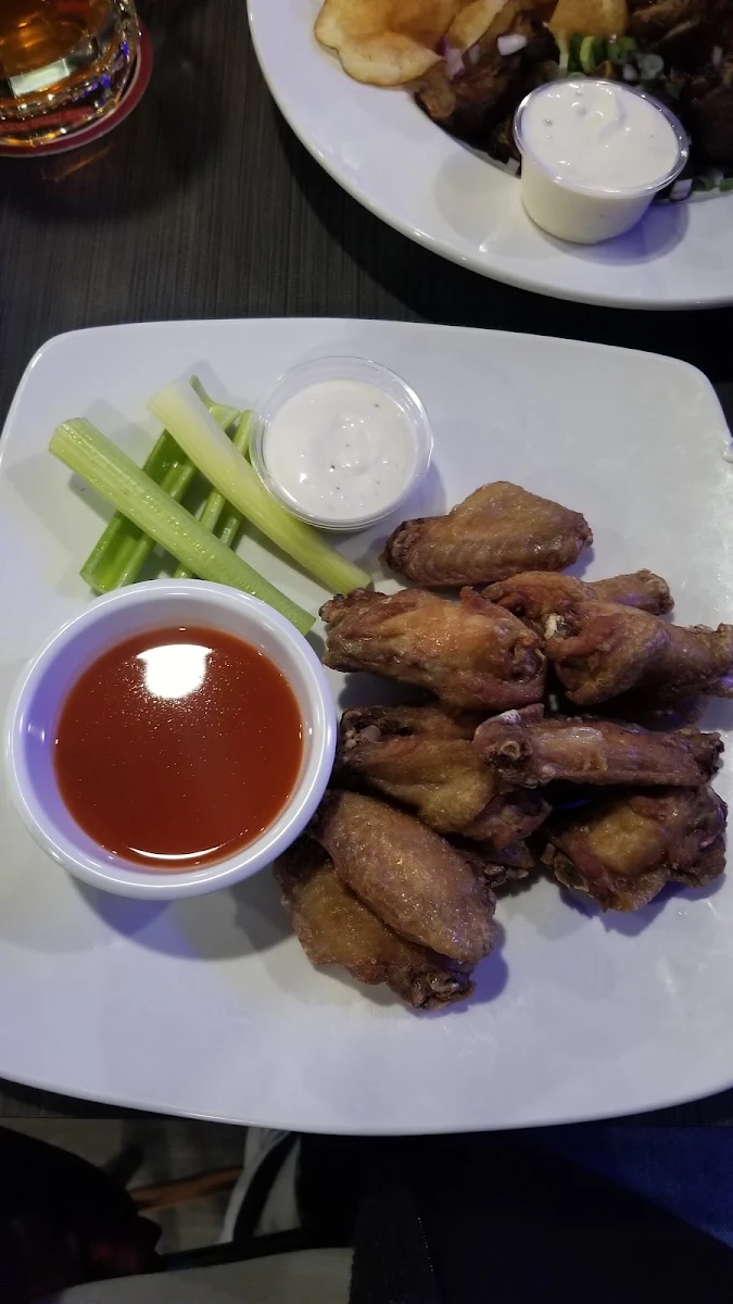 1lb Wings, Tavern 52 Bar & Grill