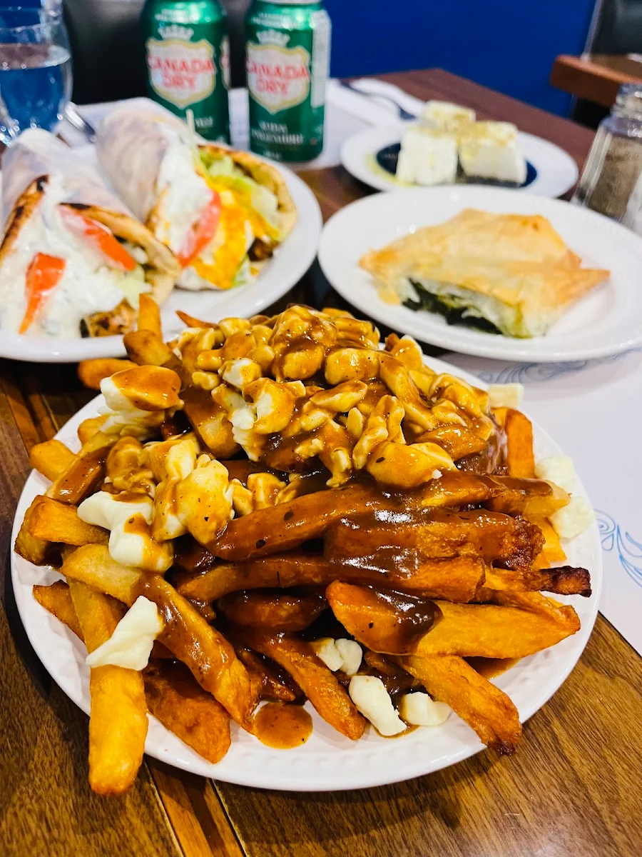 Frites Avec Fromage Feta French Fries with Feta Cheese