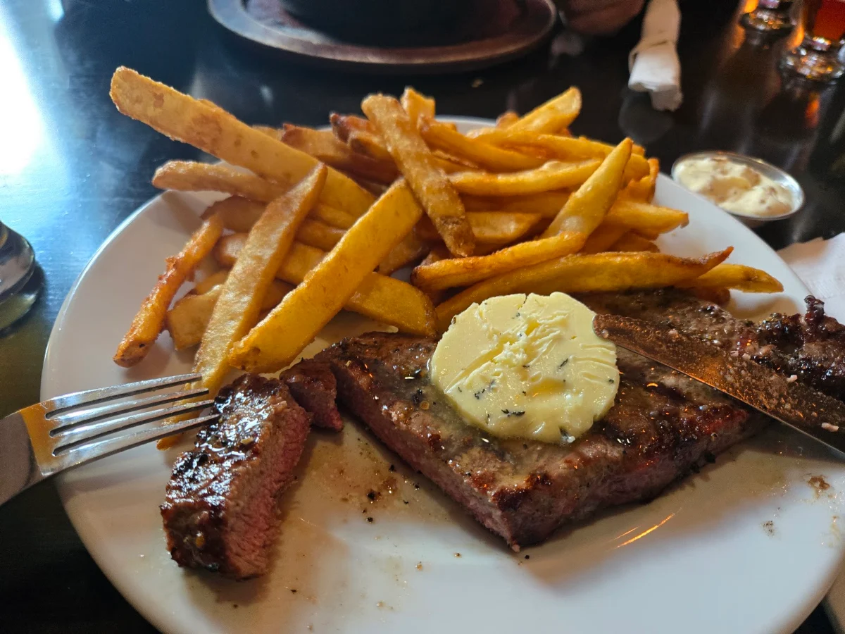 Steak Frites Avec Beurre Au Bacon Et À L'érable