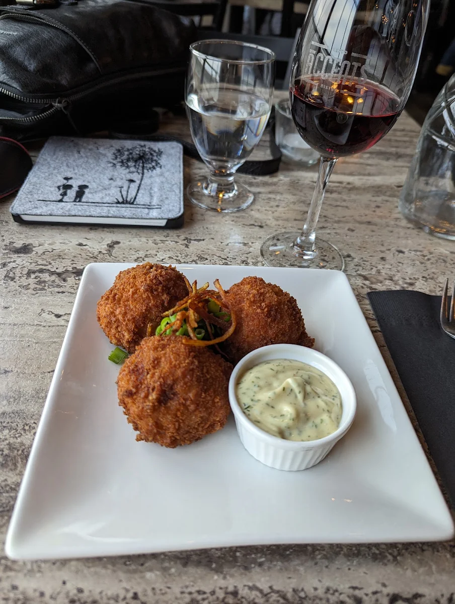 Arancini À la Porchetta Sur Coulis de Tomates Et Poivrons Grillés