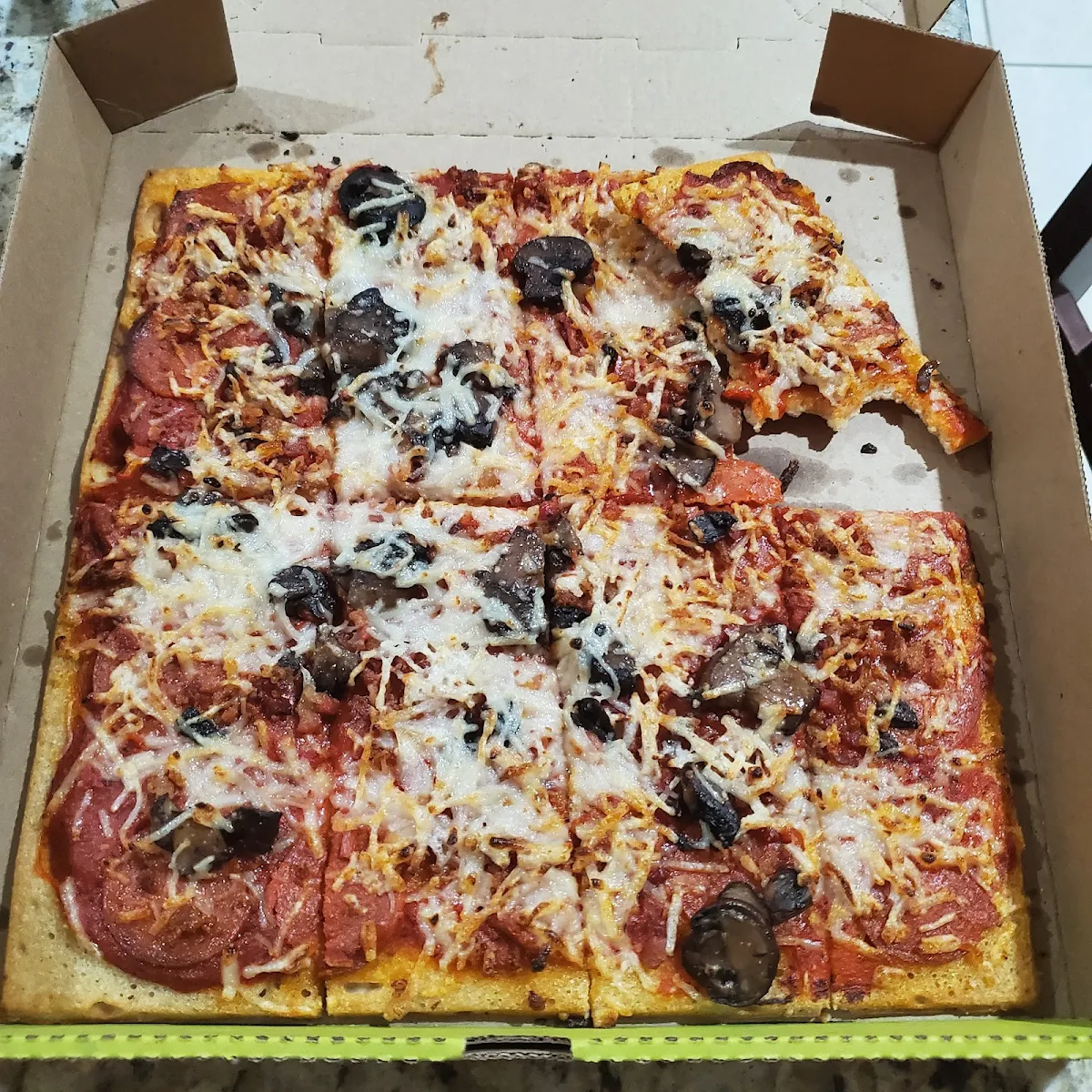 Gluten Free Pizza with Diyia Cheese Pizza