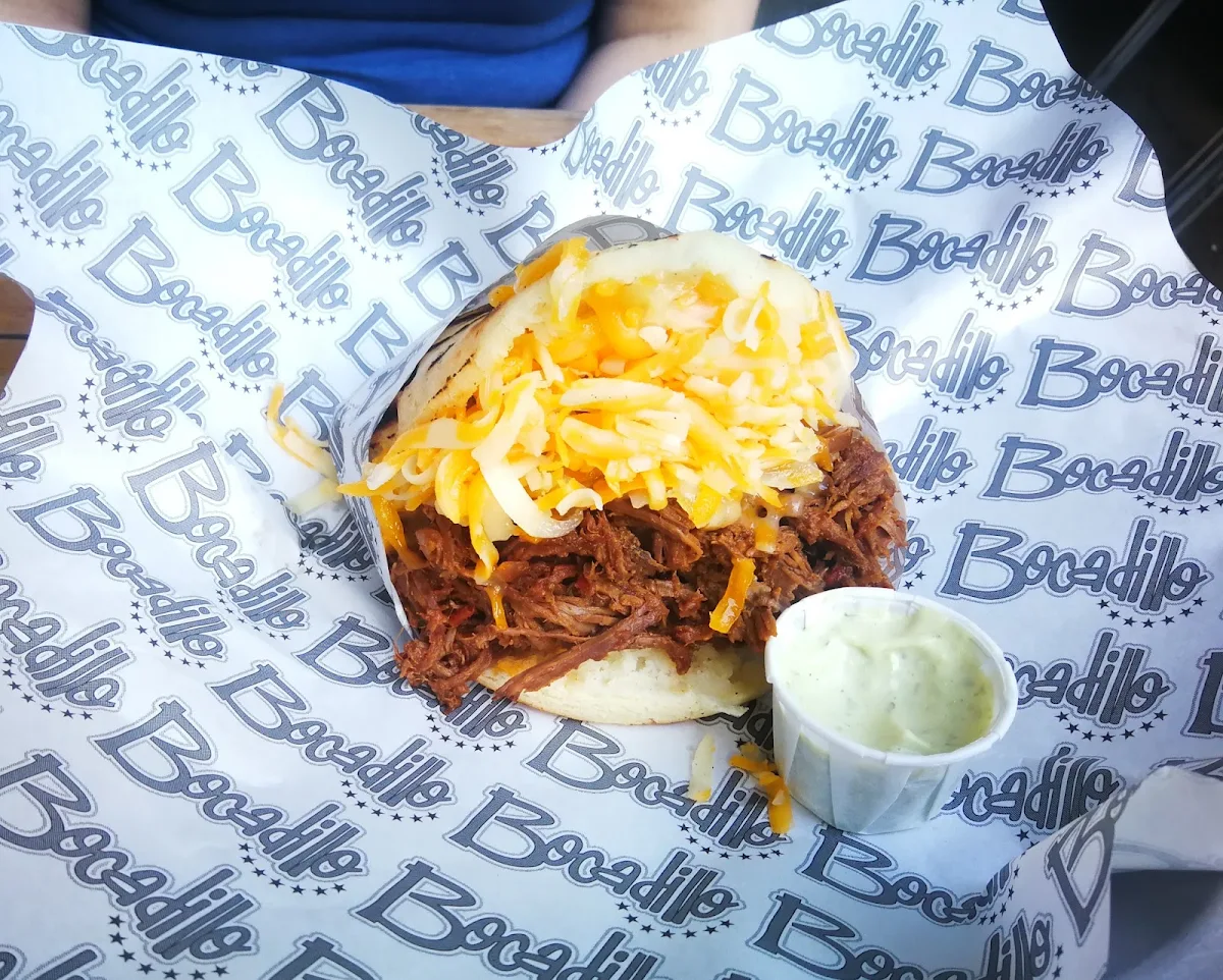 Arepa Carne Mechada Con Queso Amarillo