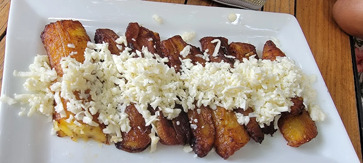 Platanos Fritos Con Queso Blanco