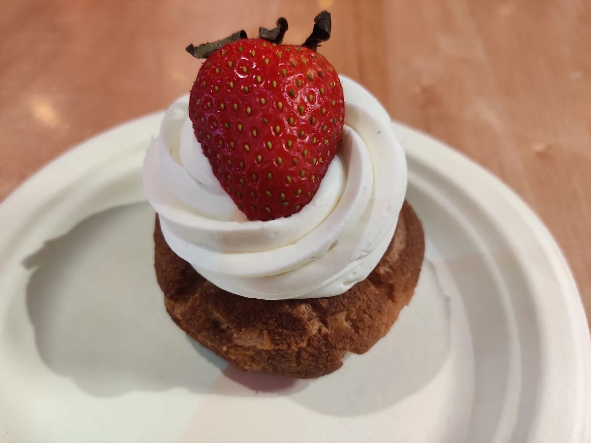 Cream Puff Pâte à Choux - Vanilla Strawberry Crème Vanille Fraise
