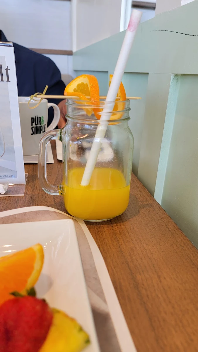 Freshly Squeezed Orange Juice Jus d'Orange Fraîchement Pressé