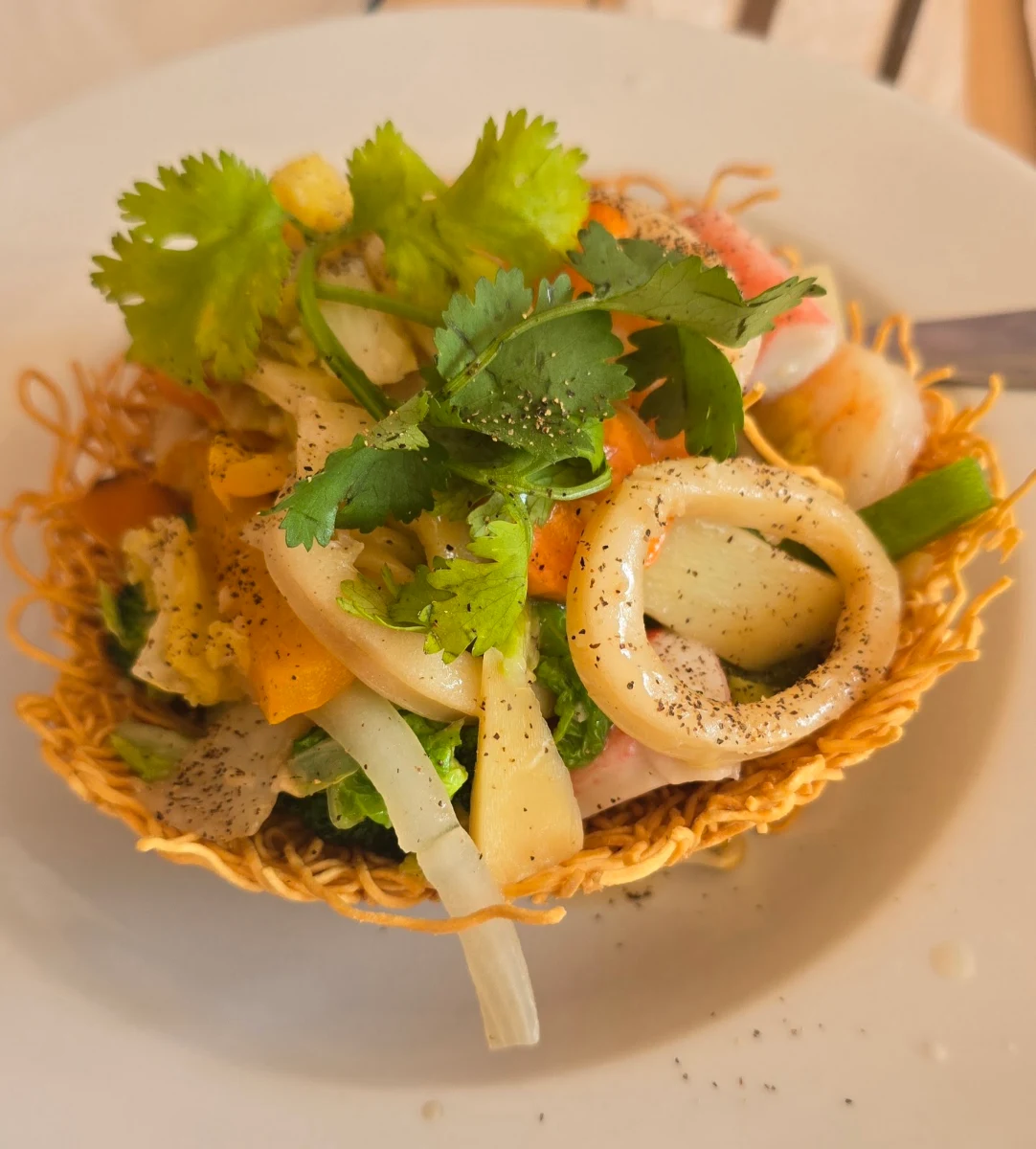 Nid d'Amour Aux Fruits de Mer Crevette Calamari & Légumes Assortis
