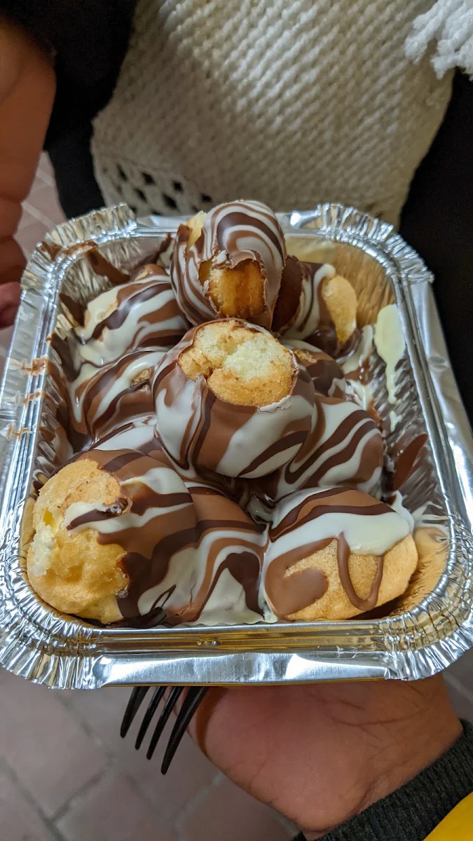 Eclair Pyramid, Melt n dip Sweets, Desserts and Gelato