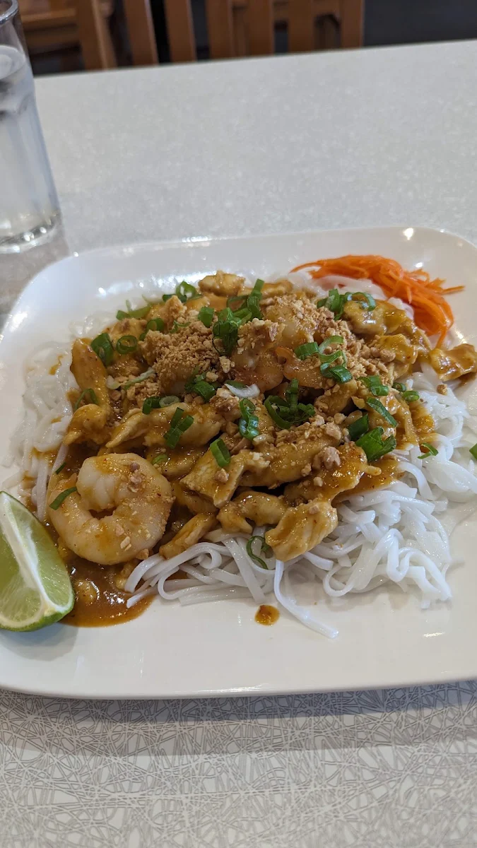 Shrimp and Chicken Pad Thai