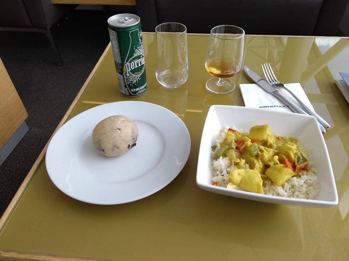 Poulet Au Curry Riz Petit Pain Aux Bleuets Et Un Whisky Canadien