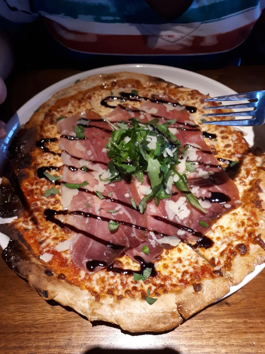 Pizza Au Prochuitto Fumé Et Roauette