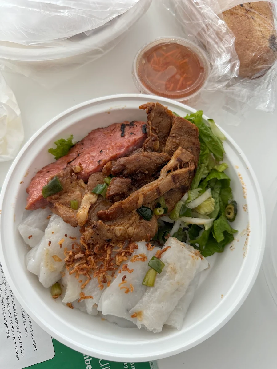 Vermicelli with Grilled Pork Slices and Springroll with Veggie and Fish Sauce