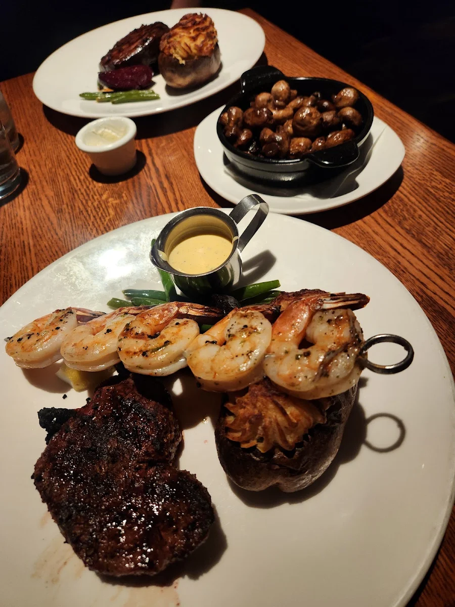 Top Sirloin Topped with Shrimp Scallops and Asparagus Served with Bé