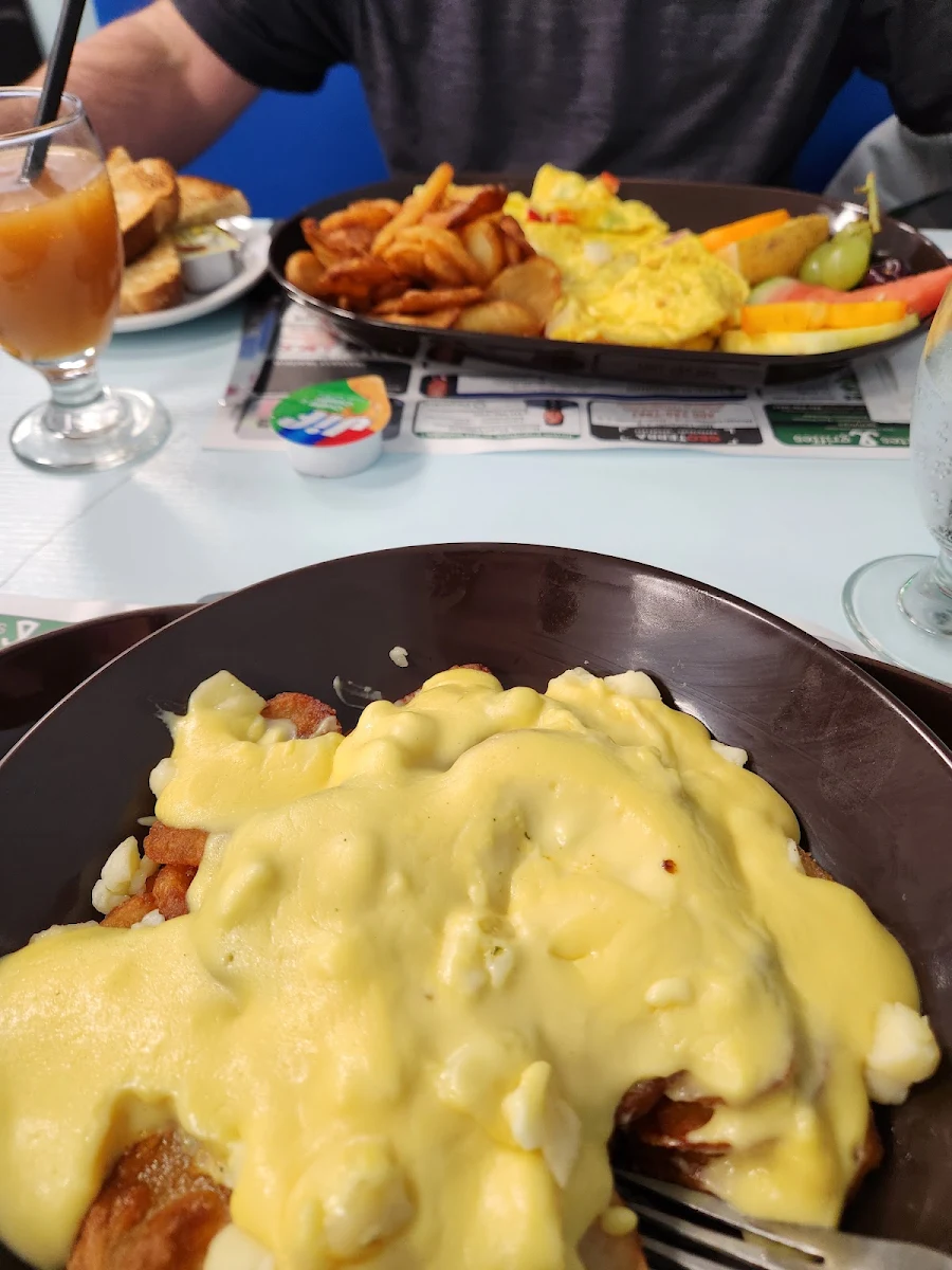 Omelette Western Et Poutine Régulière Sauce Hollandaise