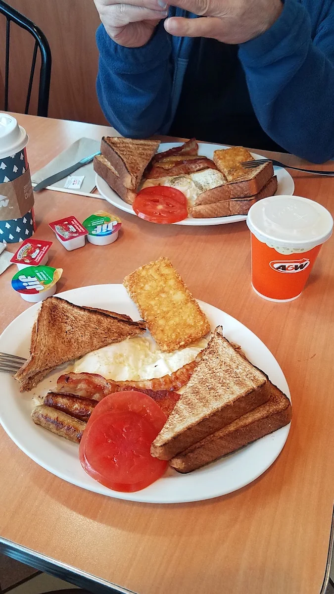 Delicous Breakfast Meal Eggs Salcichas Bacon Tomato and Hasbrow