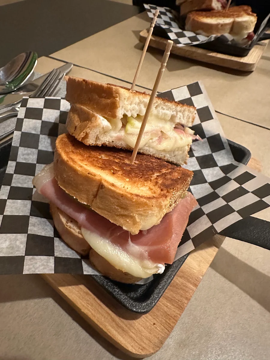 Apple and Brie Grilled Cheese
