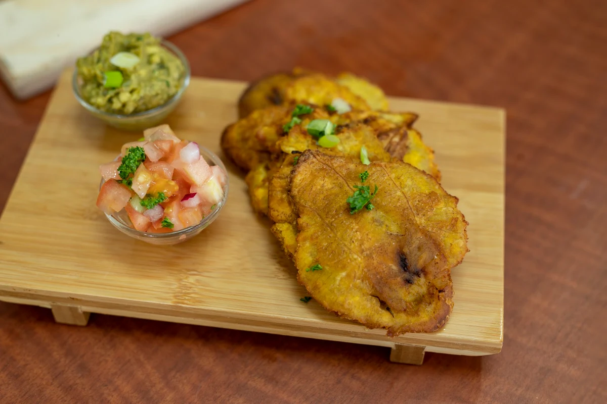 Banane Plantain Pico de Gallo Et Guacamole