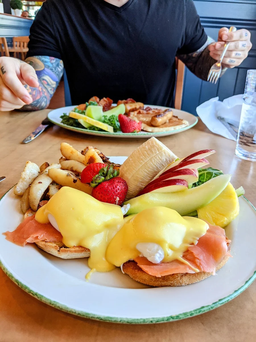 2 Eggs Smoked Salmon Benedict