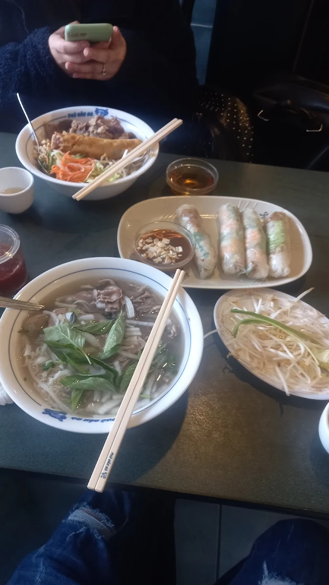Phở Bò Và Gỏi Tôm Cuốn