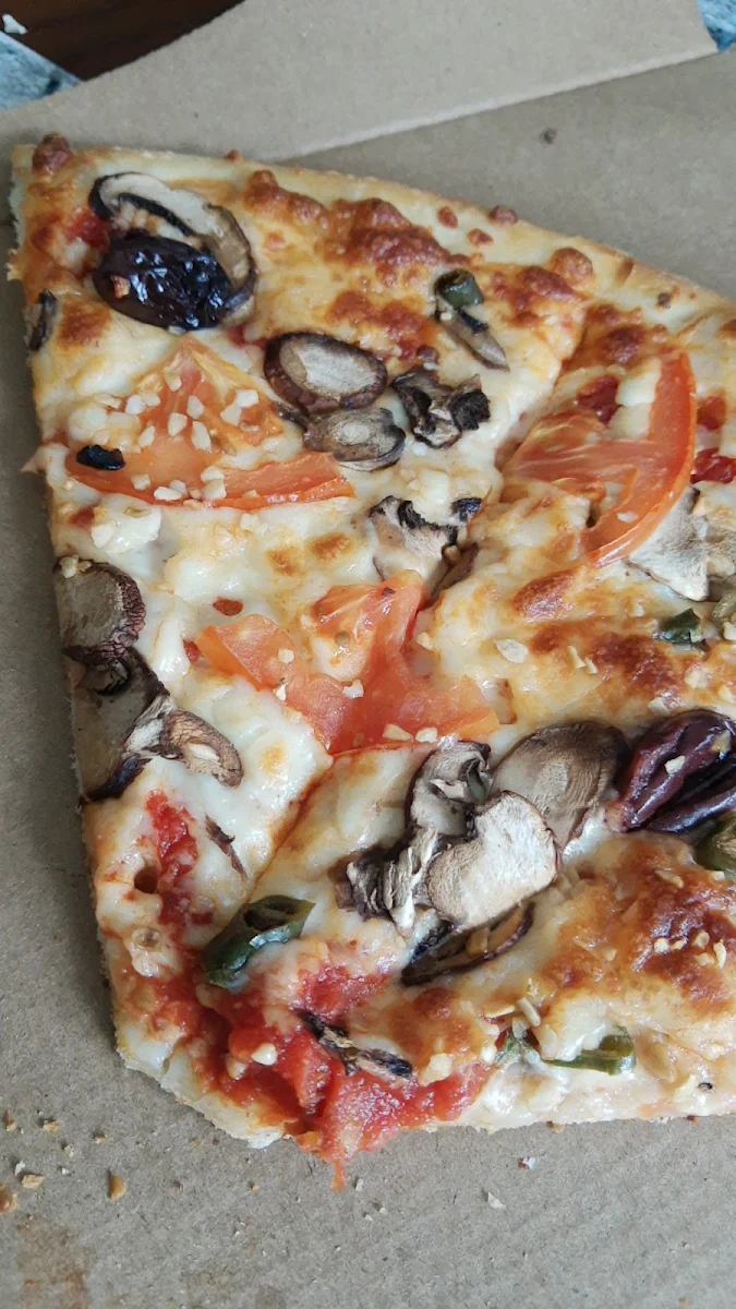 Tomato Kalamata Olives and Mushroom Pizza