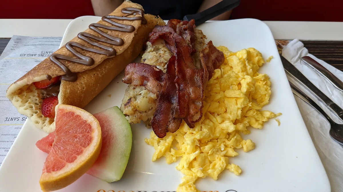 Un Œuf Bacon & Petite Crêpe Aux Fruits