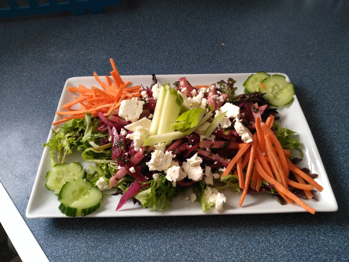 Mesclun Pommes Betteraves Et Fromage Feta Vinaigrette Soya Et Menthe Fraîche