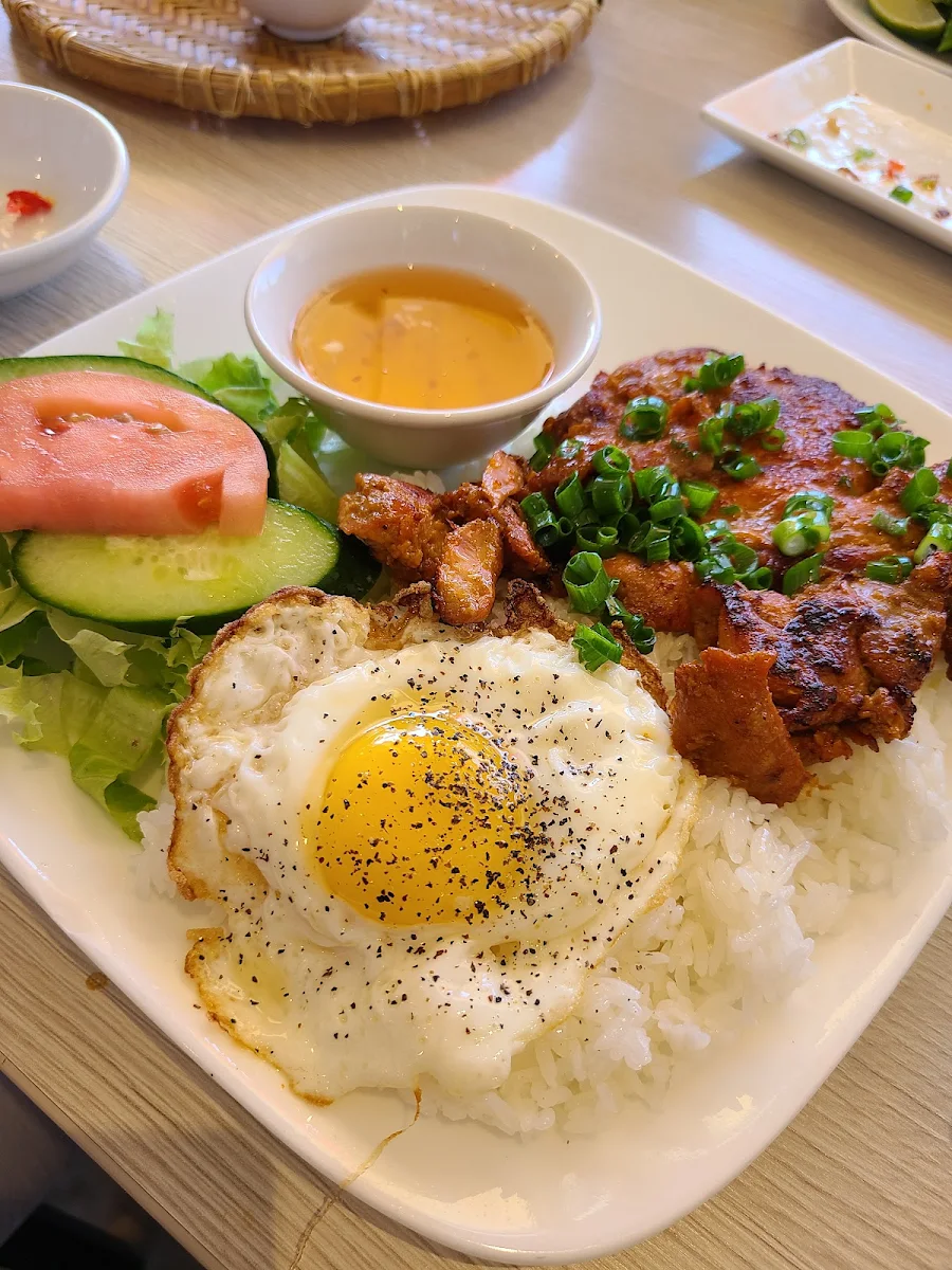 Cơm Gà Trứng Ốp La