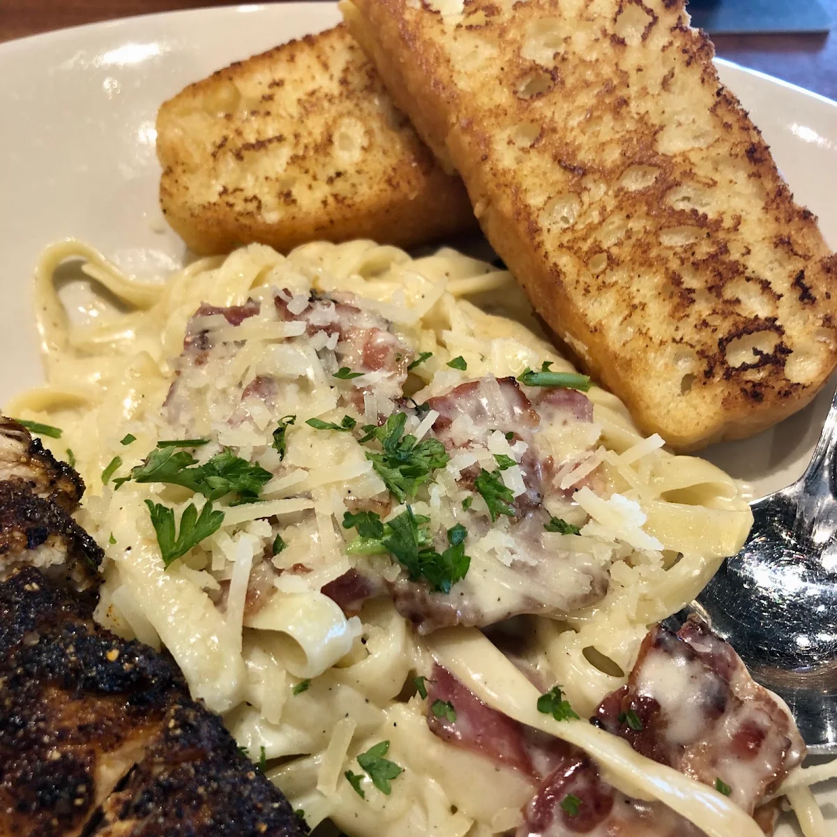 Fettuccine Alfredo with Garlic Toast