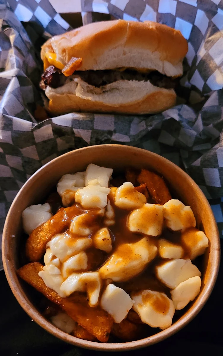Cheese Burger Extra Bacon Et Poutine