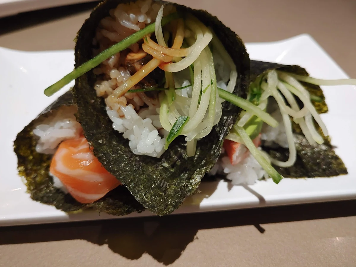 Flying Fish Egg Handroll