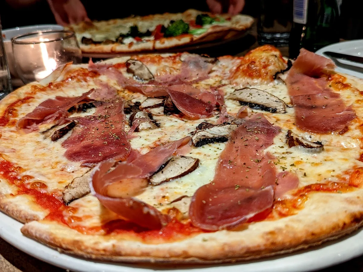 Prosciutto E Funghi Pizza