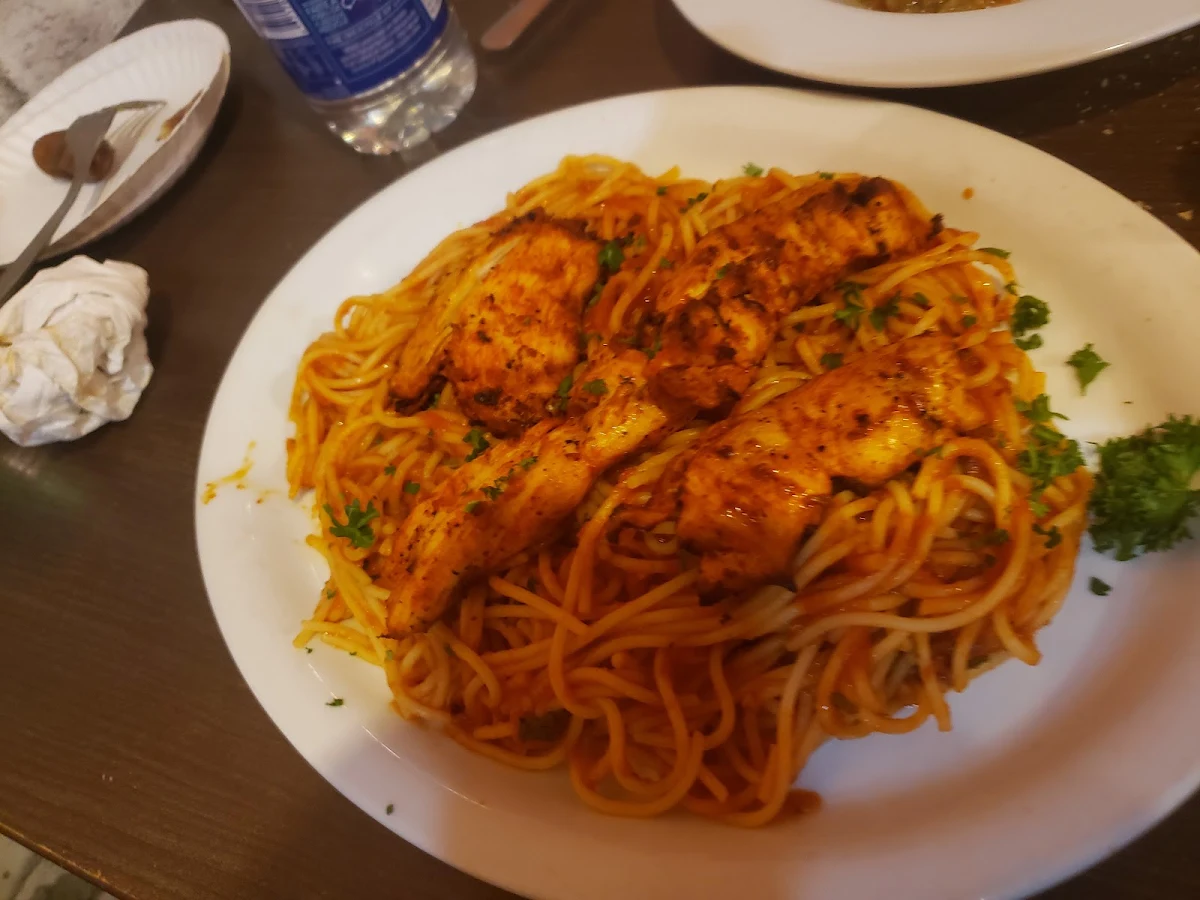 Spaghetti Aux 2 Brochettes de Poulet Grillé Spaghetti With 2 Grilled Chicken Skewers