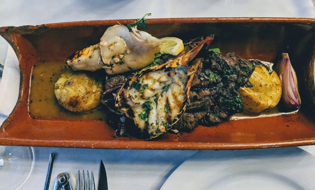 Terra E Mar Grelhado Com Batata A Murro E Vegetais