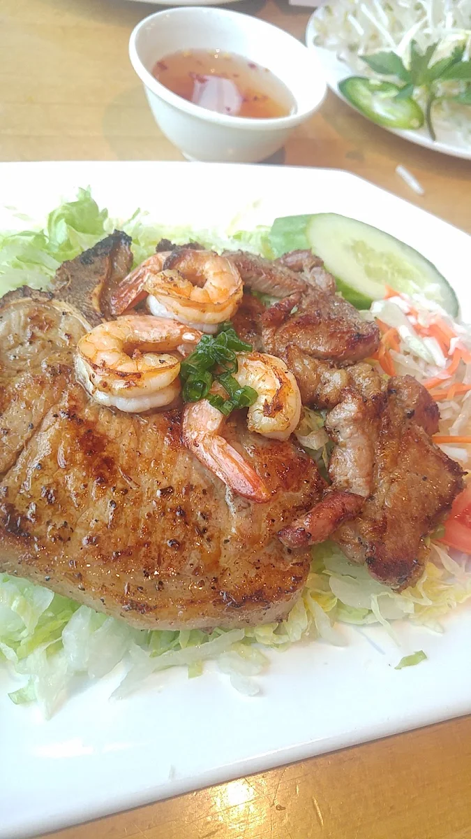 Grilled Lemongrass Pork Chop & Prawn with Steamed Rice