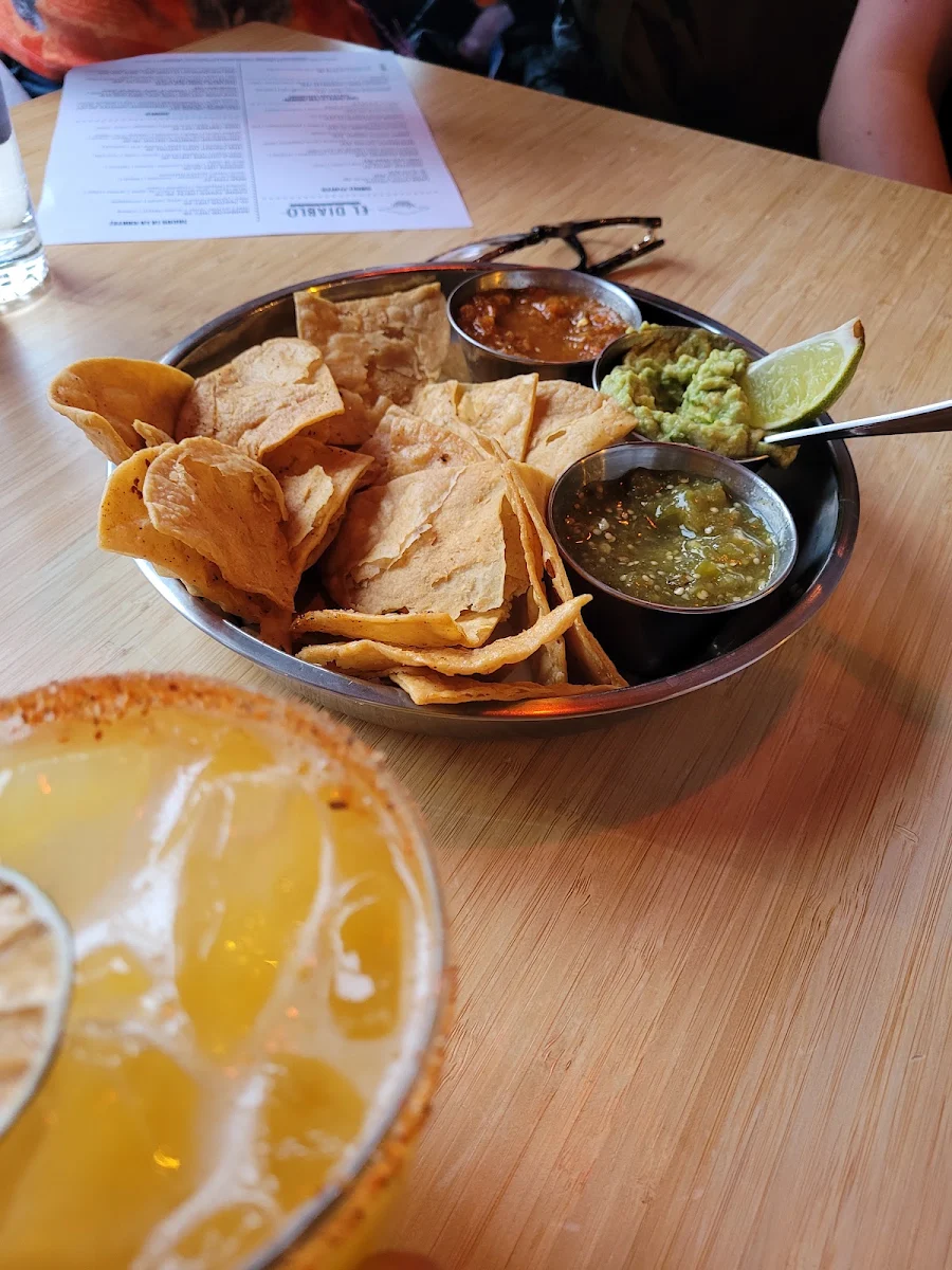 Chips w Salsa Roja & Salsa Verde