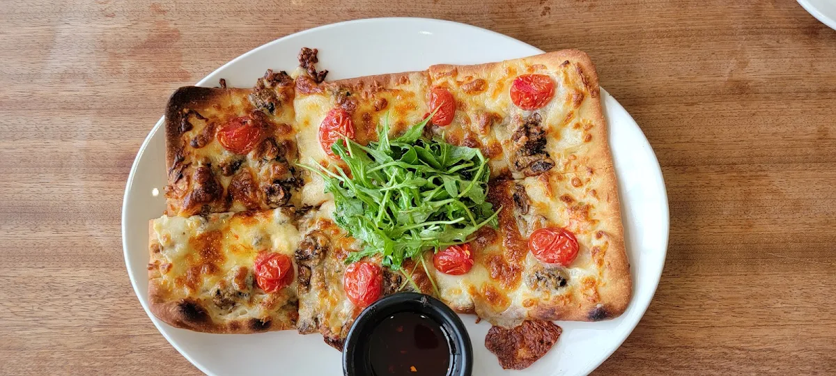 Flatbread Pizza, Minnoz Restaurant & Lounge