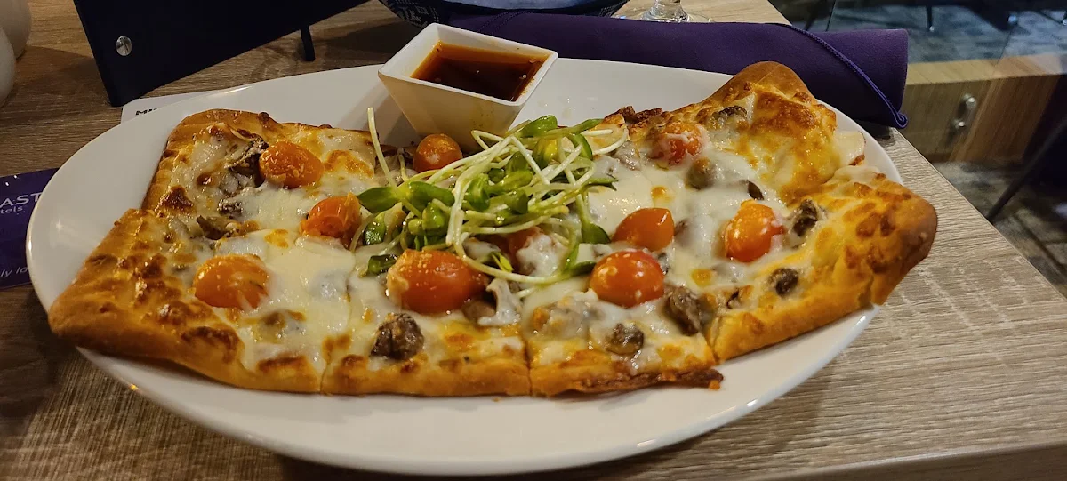 Fungi Flatbread, Minnoz Restaurant & Lounge