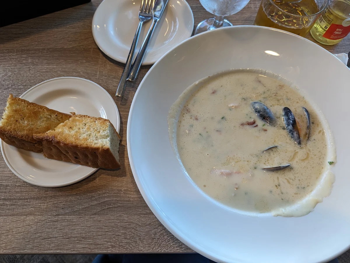Seafood Chowder, Minnoz Restaurant & Lounge