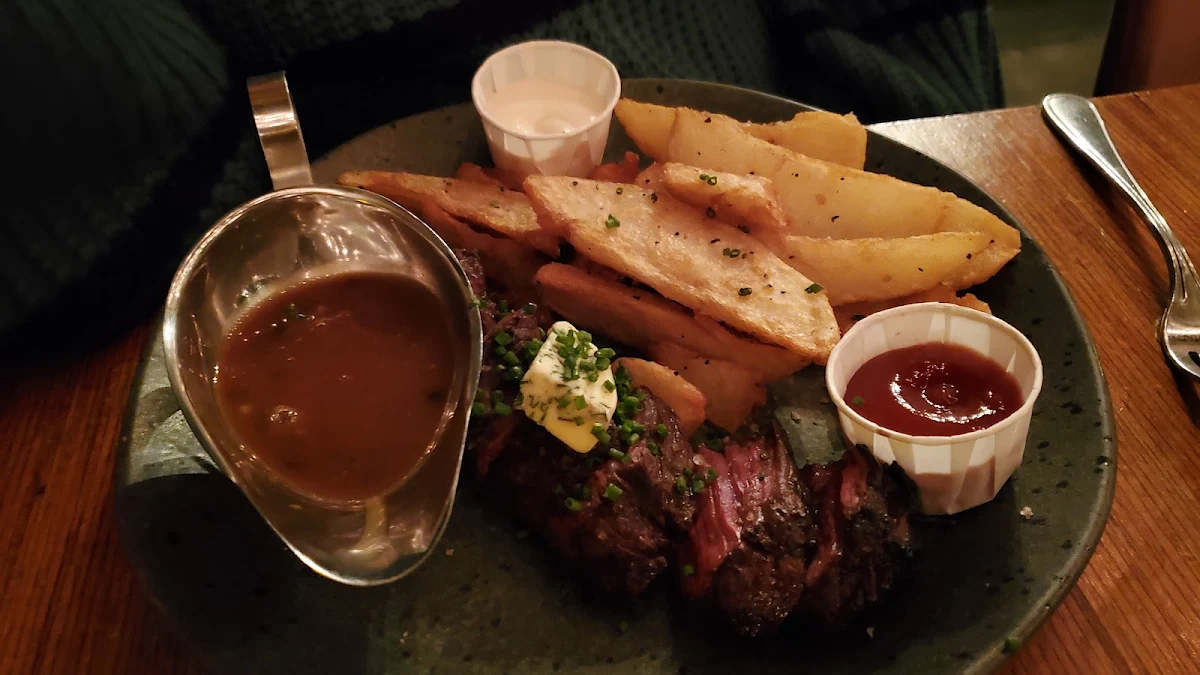 Steak & Frites Sauce Au Poivre Salade De Chou