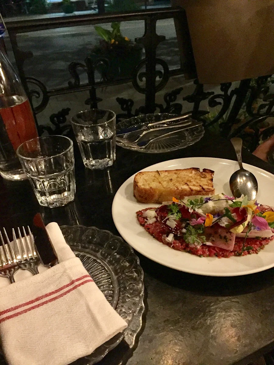 Tartare De Beuf Noix De Pain Ail Noir Romaine