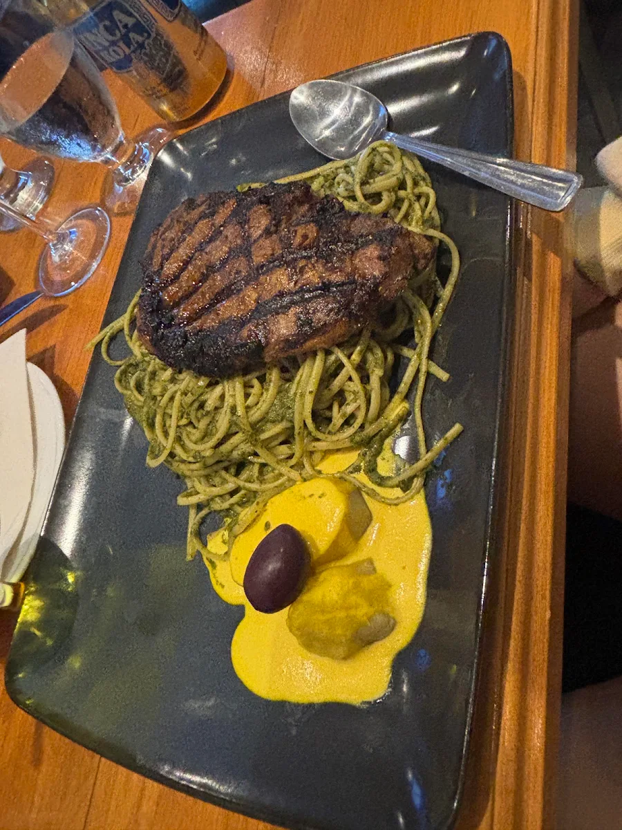Tallarines Verdes Y Lomo de Carne