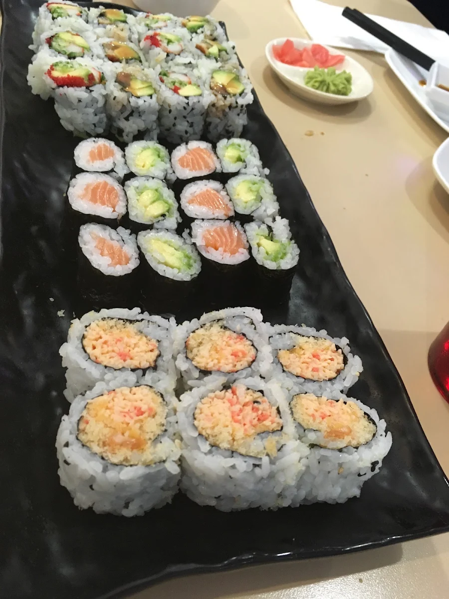 Salmon Avocado Roll 6pcs
