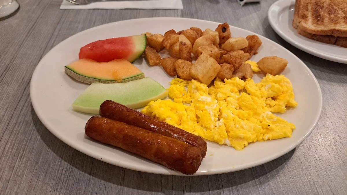 Oeufs Brouillés Avec Saucisse Et Fruits