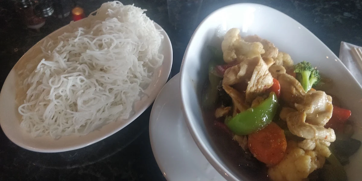 Stir Fried Chicken & Vegetable w Rice Noodles