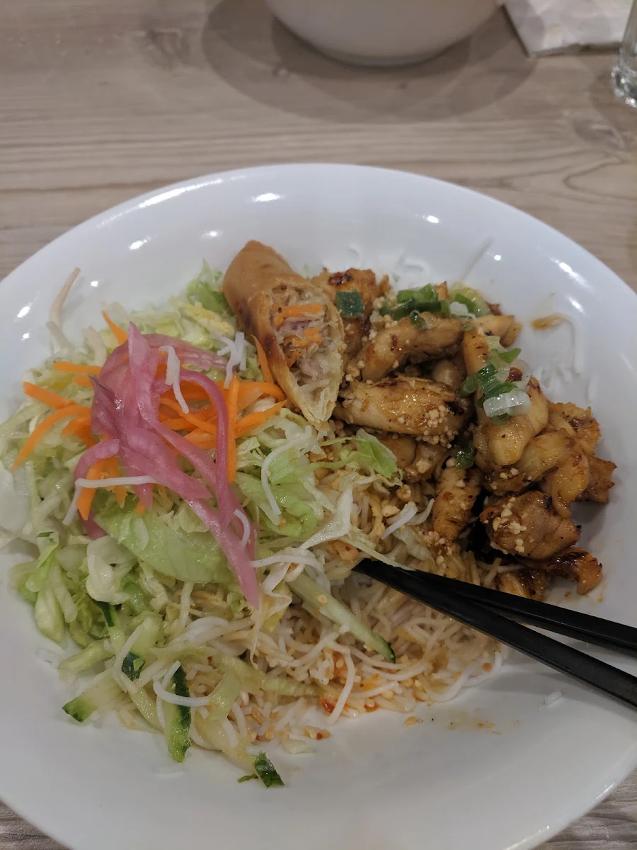 Chicken Vermicelli w Pork Spring Roll