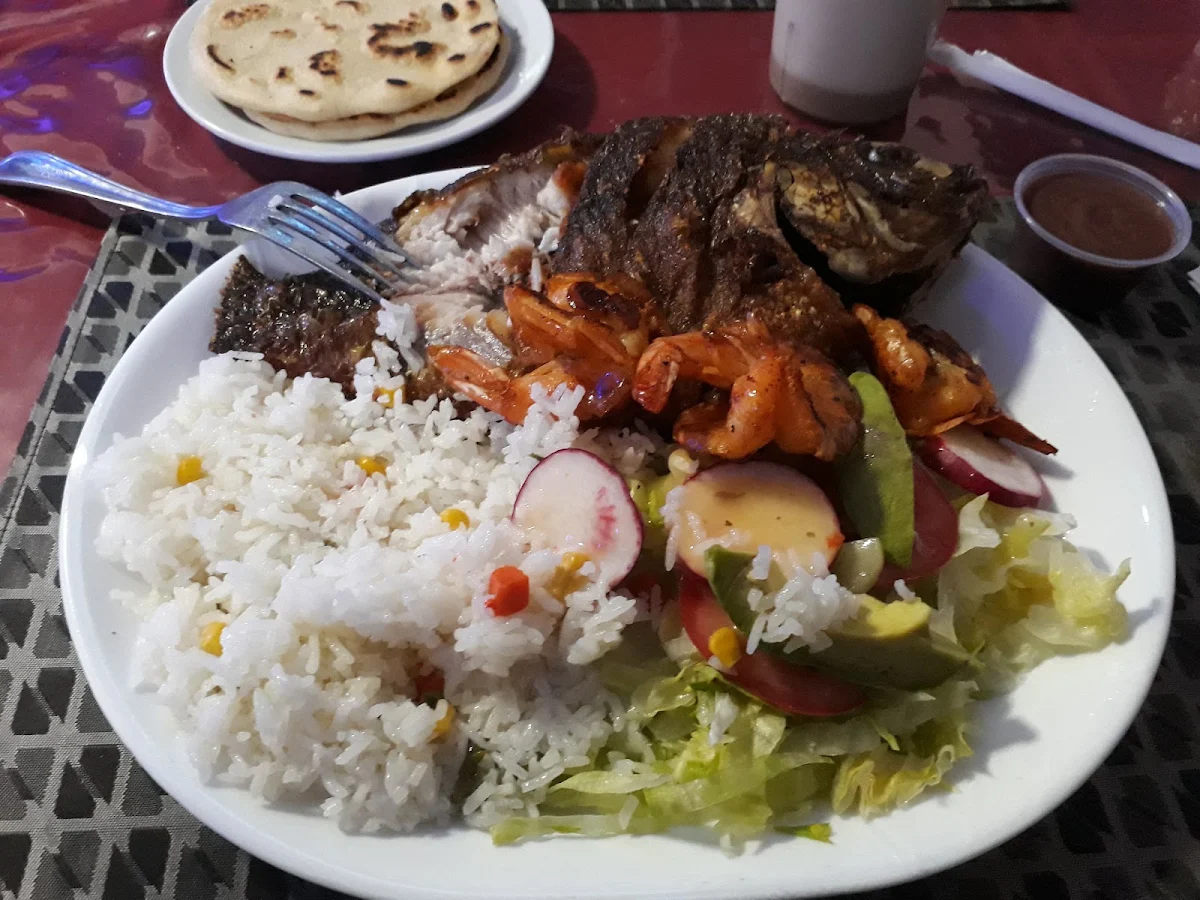 Mojarra Frita Con Camarones A la Plancha