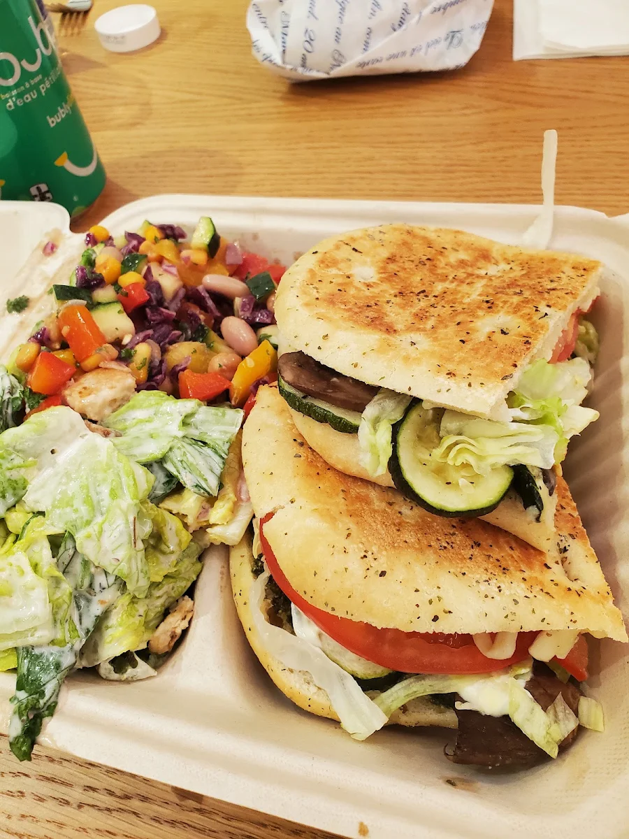 Sandwich Légumes Grillés Et Salades