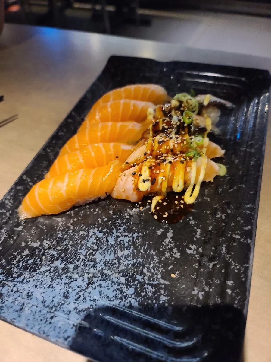 Torched Salmon Sushi 1pc