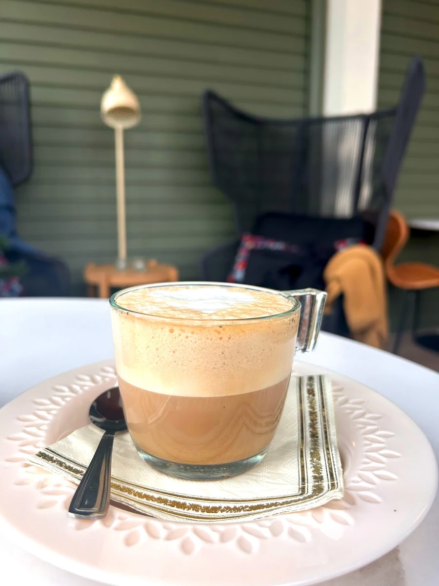 Highlights, Eleanor's Café