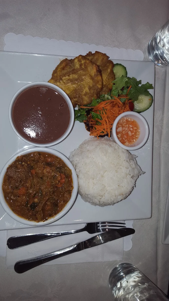 Plat de Légumes Avec Riz Sauce Pois